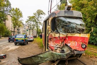 В Одессе автокран врезался в трамвай с пассажирами: есть пострадавший, фото