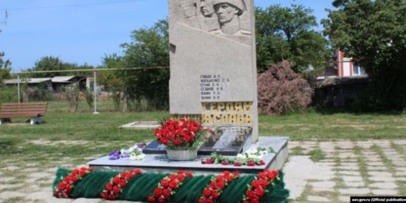 В Севастополе восстановили разбитый вандалами памятник крымским татарам