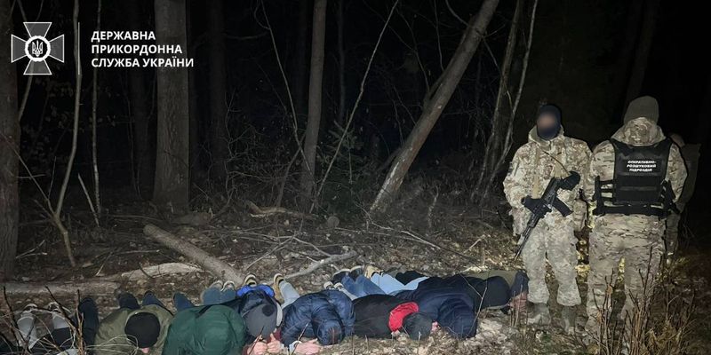 Пытались бежать в Румынию: на Буковине со стрельбой задержали 10 человек, фото