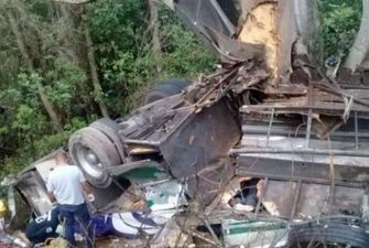 Водій заснув за кермом: у Мексиці перекинувся екскурсійний автобус, 15 загиблих
