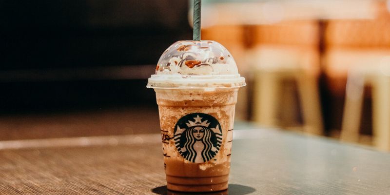Кокошник вместо короны: в РФ бывшие кофейни Starbucks открывают с новым логотипом