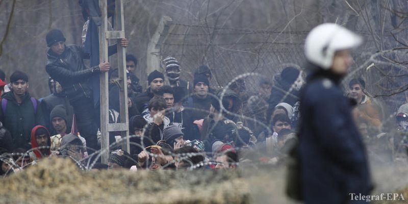 Мігранти проривають кордон ЄС: грецька поліція застосувала сльозогінний газ