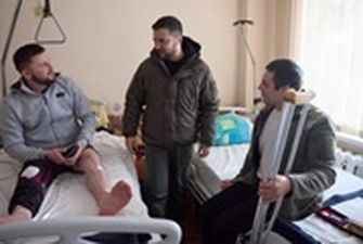 Зеленский посетил военный госпиталь на Харьковщине