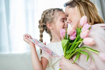День матери 2021: когда отмечаем, история и традиции праздника