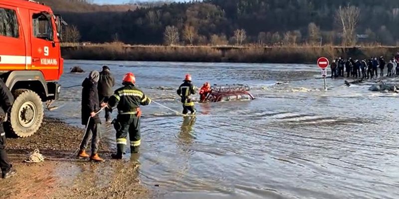На переправе в Черновицкой области авто ушло под воду