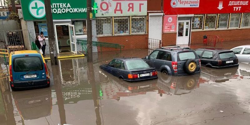 В Киеве улицы превратились в реки, а в Фастове авто пошли под воду: последствия ливня