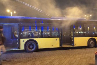 В Киеве на ж/д вокзале загорелся троллейбус