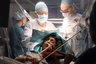 В Британии пациентка со вскрытым черепом во время операции играла на скрипке: фото и видео