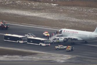 Пассажирский самолет приземлился в Канаде без одного колеса