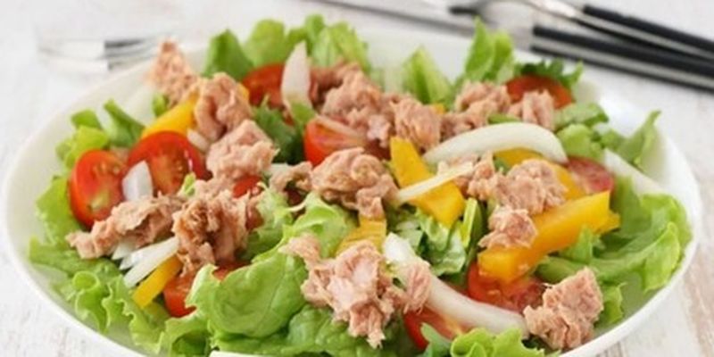Вкусный низкокалорийный салат с тунцом на ужин: простой рецепт с фото/Легкое и сытное блюдо для вечернего перекуса