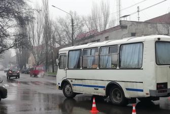 На перекрестке в Николаеве автобус с пассажирами влетел в Renault
