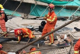 В Шанхае обрушилась крыша автосалона, под завалами оказались девять человек