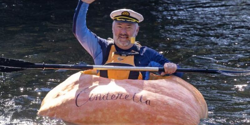 Австралийский фермер сделал лодку из гигантской 400-кг тыквы и пожаловался, что не станет, как Тэйлор Свифт