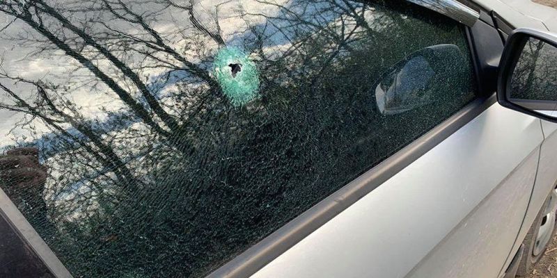 В Херсоне под вражеский обстрел попал гражданский автомобиль