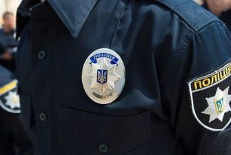 В Киеве трое в масках и с ножами похитили у мужчины сумку с крупной суммой и скрылись на BMW