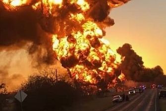В Техасе грузовик столкнулся с поездом, перевозившим нефтепродукты: очевидцы засняли масштабный взрыв