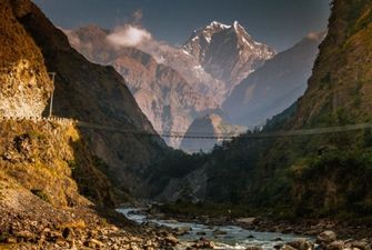 В Непале автобус с паломниками сорвался в пропасть: 14 погибших