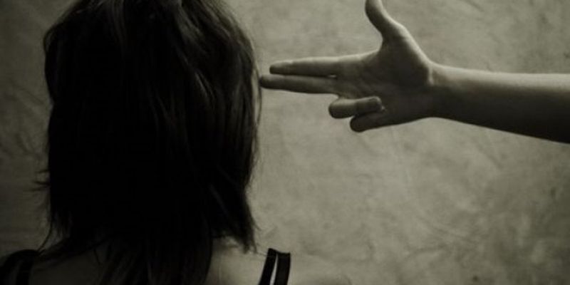 В США задержали 13-летнюю девочку за угрозы одноклассникам пальцем