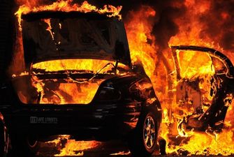 Огонь перебросился на постройки кооператива: Ночью в Одессе горел автомобиль
