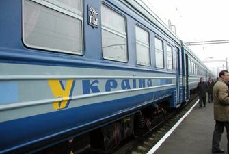 Пасажири накинулися на провідника поїзда через прохання не курити, як відреагували в Укрзалізниці
