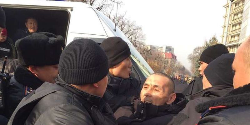 У Казахстані на мітингах опозиції затримано понад сотню людей
