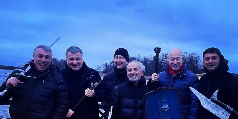 С мечами и щитом: Аваков, Гройсман, Комаровский, Шустер и Гордон сделали совместное фото в Литве