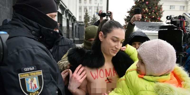 Гола активістка Femen з дитиною на руках протестувала під офісом Зеленського