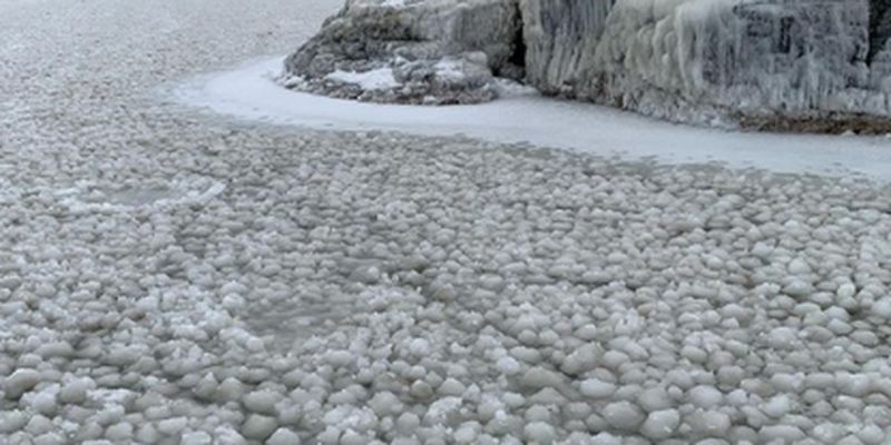 Озеро в Канаде покрылось ледяными яйцами и иглами: фото и видео необычного явления