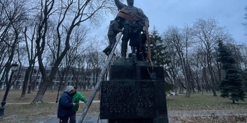 Подавляли независимую Украину: в Киеве демонтировали еще один монумент большевикам