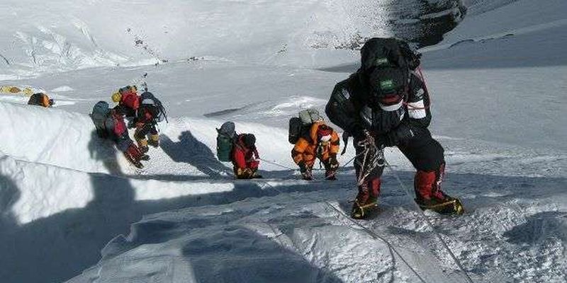 На Евересті вишикувалася рекордна черга: 10 альпіністів загинули