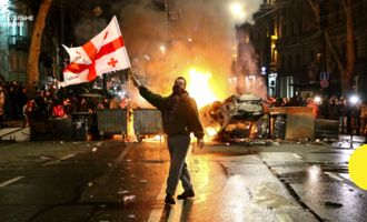 В Грузии протестующие порвали флаг РФ: произошли столкновения с полицией