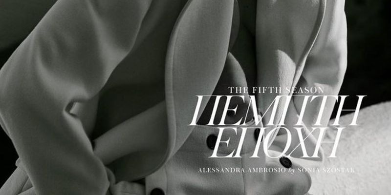 Повністю гола з піджаком на плечах: Алессандра Амбросіо знялася для обкладинки глянцю