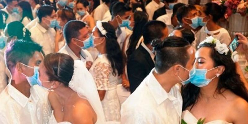 Смертельный коронавирус: на массовой свадьбе пары целовались в защитных масках