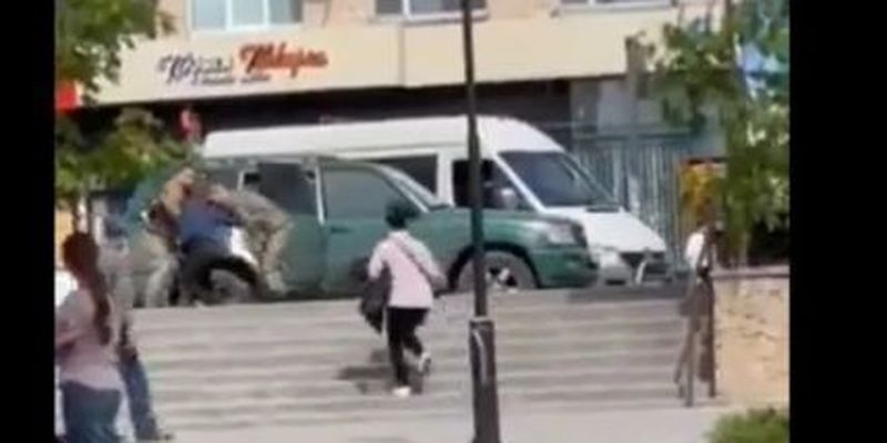 В Запорожье люди в военной форме пытались "запаковать" мужчину в авто: что говорит ТЦК