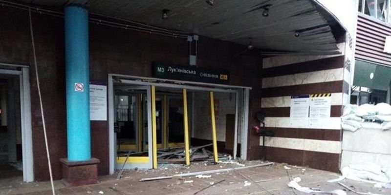 Авиаудар повредил здание станции метро Лукьяновская в Киеве