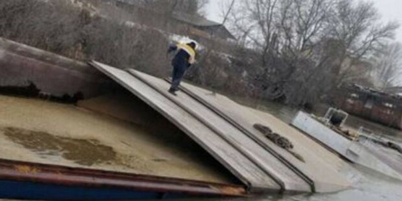 Баржа с 860 тоннами пшеницы затонула на Одесчине: кадры с места происшествия
