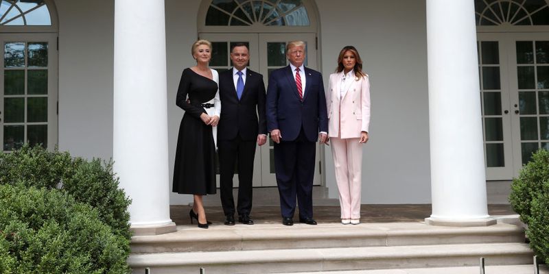 Образ дня: Мелания Трамп в бледно-розовом костюме Calvin Klein