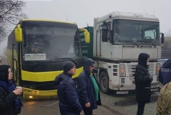 Авто вылетело в кювет: Автобус «Запорожье-Киев» попал в массовое ДТП под Днепром
