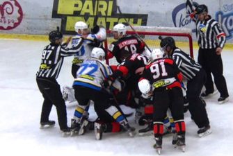Выяснение отношений в матче чемпионата Украины по хоккею переросло в массовую драку