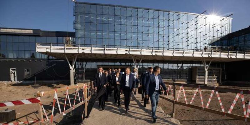 Зеленський незаплановано прийшов на будівництво нового терміналу аеропорту «Запоріжжя»