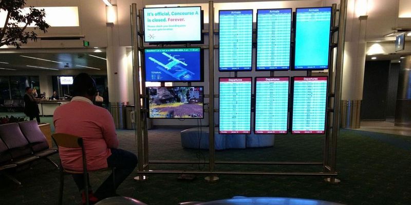 В США парень использовал монитор в аэропорту для игры на приставке