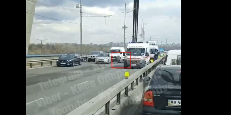 В Киеве мужчина упал с Северного моста