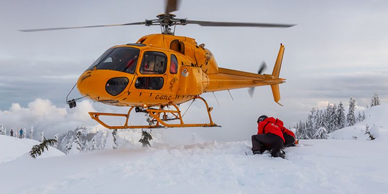 Погребенный под снегом турист помахал рукой вертолету, и его заметили: видео
