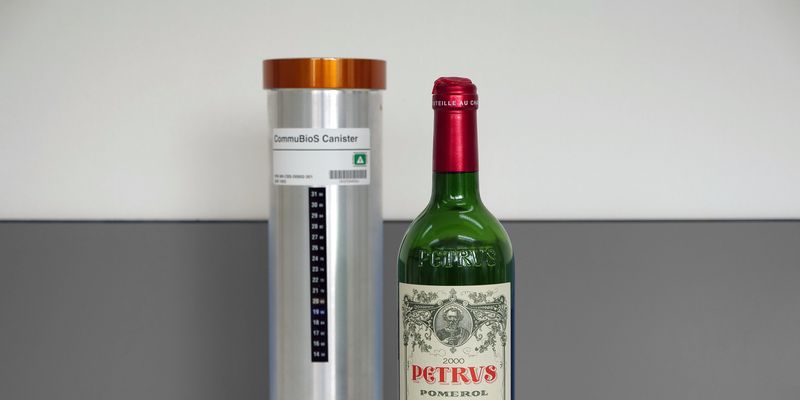 Бутылку вина Petrus, пробывшую в космосе 14 месяцев, могут продать за $1 млн