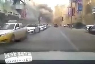 В Сети появилось видео мощного взрыва в ресторане в Китае