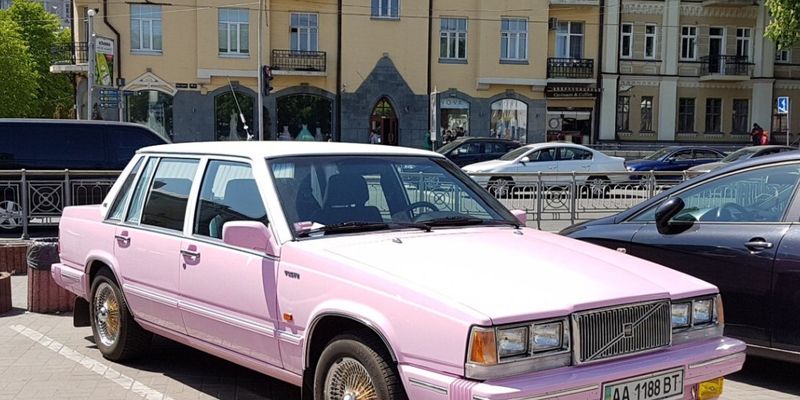Старый Volvo превратили в авто для Барби: машину заметили в Киеве