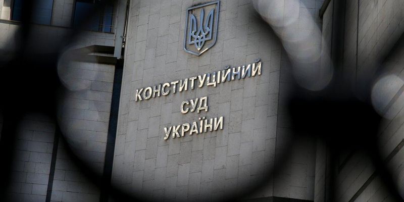 ЗМІ повідомляють, що Банкова хоче зірвати інавгурацію Зеленського шляхом відсторонення голови КС