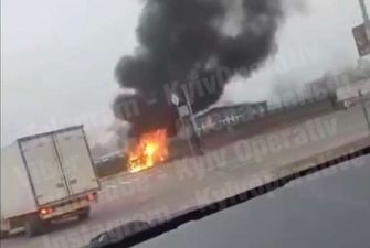 Невідомі спалили «євробляху», покинуту біля дороги в Києві пів року тому