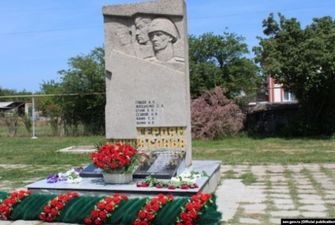 В Севастополе восстановили разбитый вандалами памятник крымским татарам