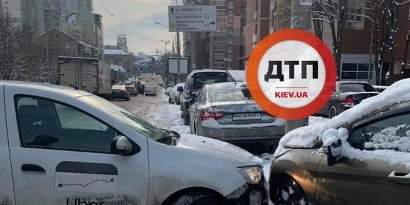 На центральній вулиці Києва зіштовхнулися 9 автівок: кадри аварії